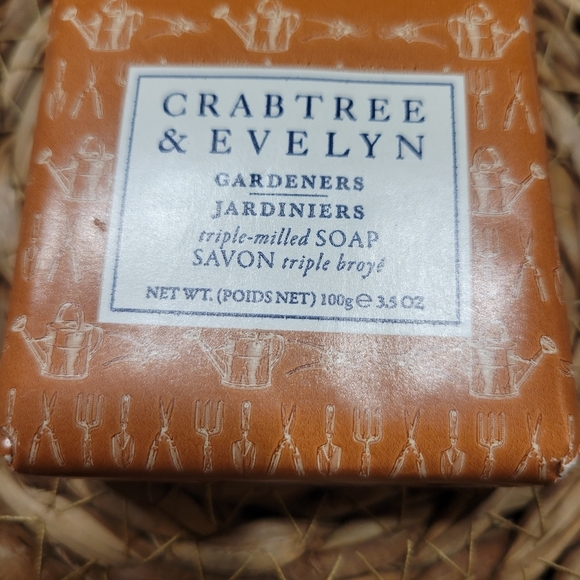 1 - 3.5 oz bar Crabtree & Evelyn Triple Milled Gardeners Soap Bar Discontinued - Picture 2 of 3